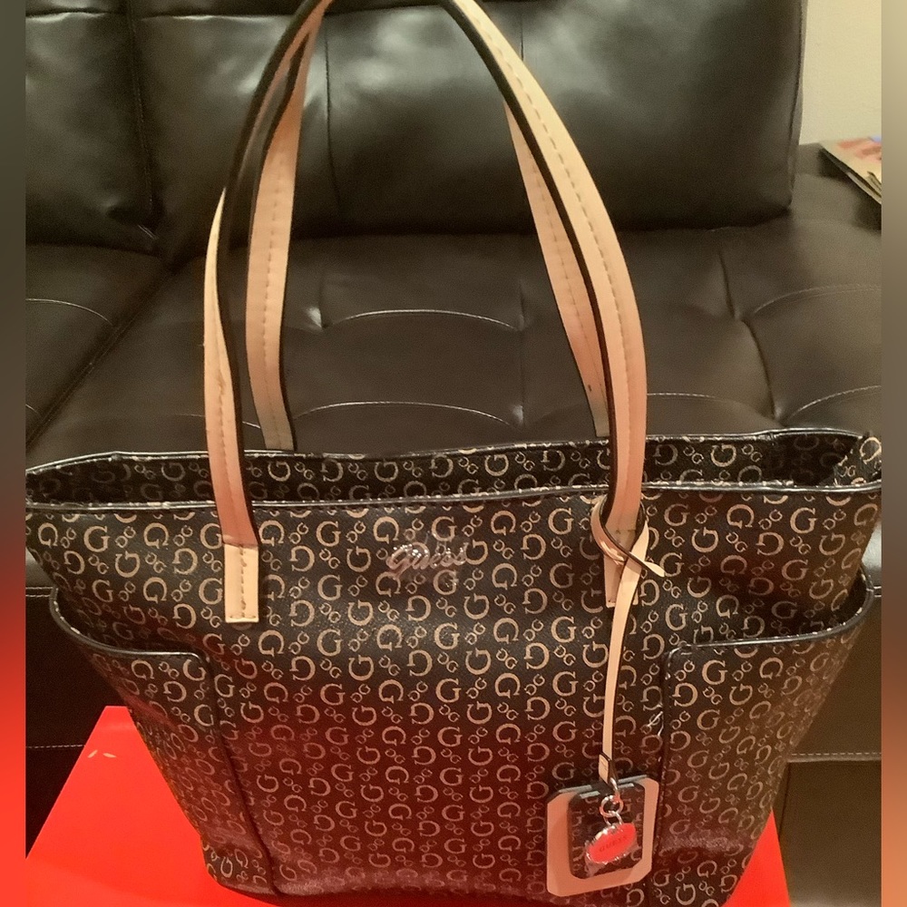NEW GUESS BAG SATCHEL STYLE GORGEOUS WITH ALL OVER GUESS LOGO FASHIONABLE BAG